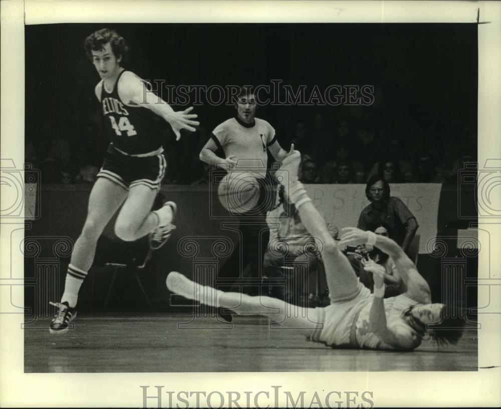 1975 Press Photo Housotn Rockets\' Mike Newlin passes the ball as he hits floor.