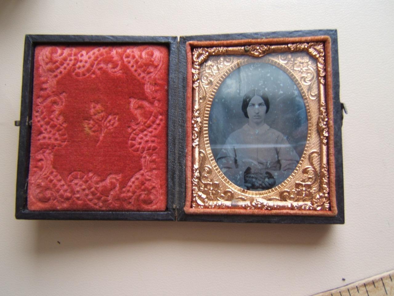 ANTIQUE 1/9th PLATE AMBROTYPE DAGUERREOTYPE PICTURE WOMAN NICE BLACK LACY GLOVES