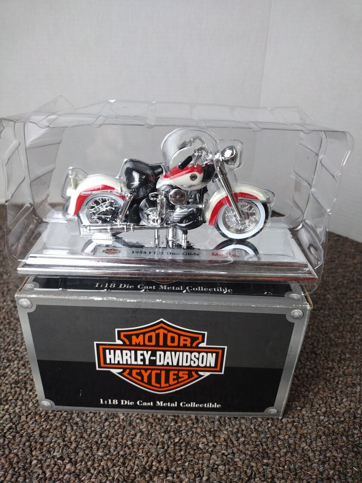 Harley Davidson 1958 FLH Duo-Glide Maisto 1:18 Die Cast Motorcycle