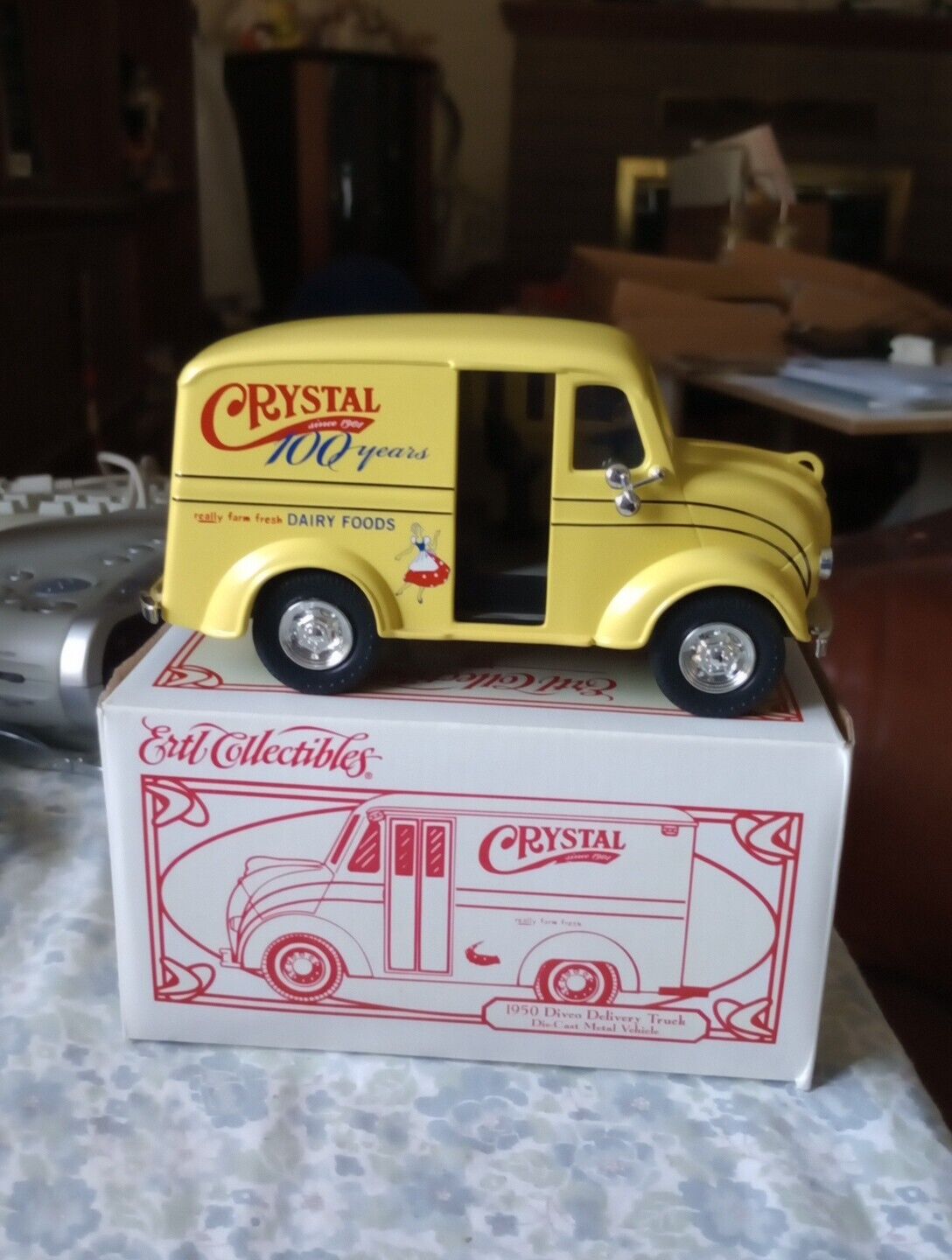 Ertl Collectible 50s Divco Crystal Truck Diecast Metal Louis Trauth Dairy Bank 