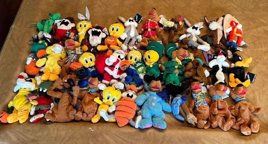 Warner Brothers Collectible Scooby Doo Tweety Sylvester Bean Bag Plush Lot Of 33