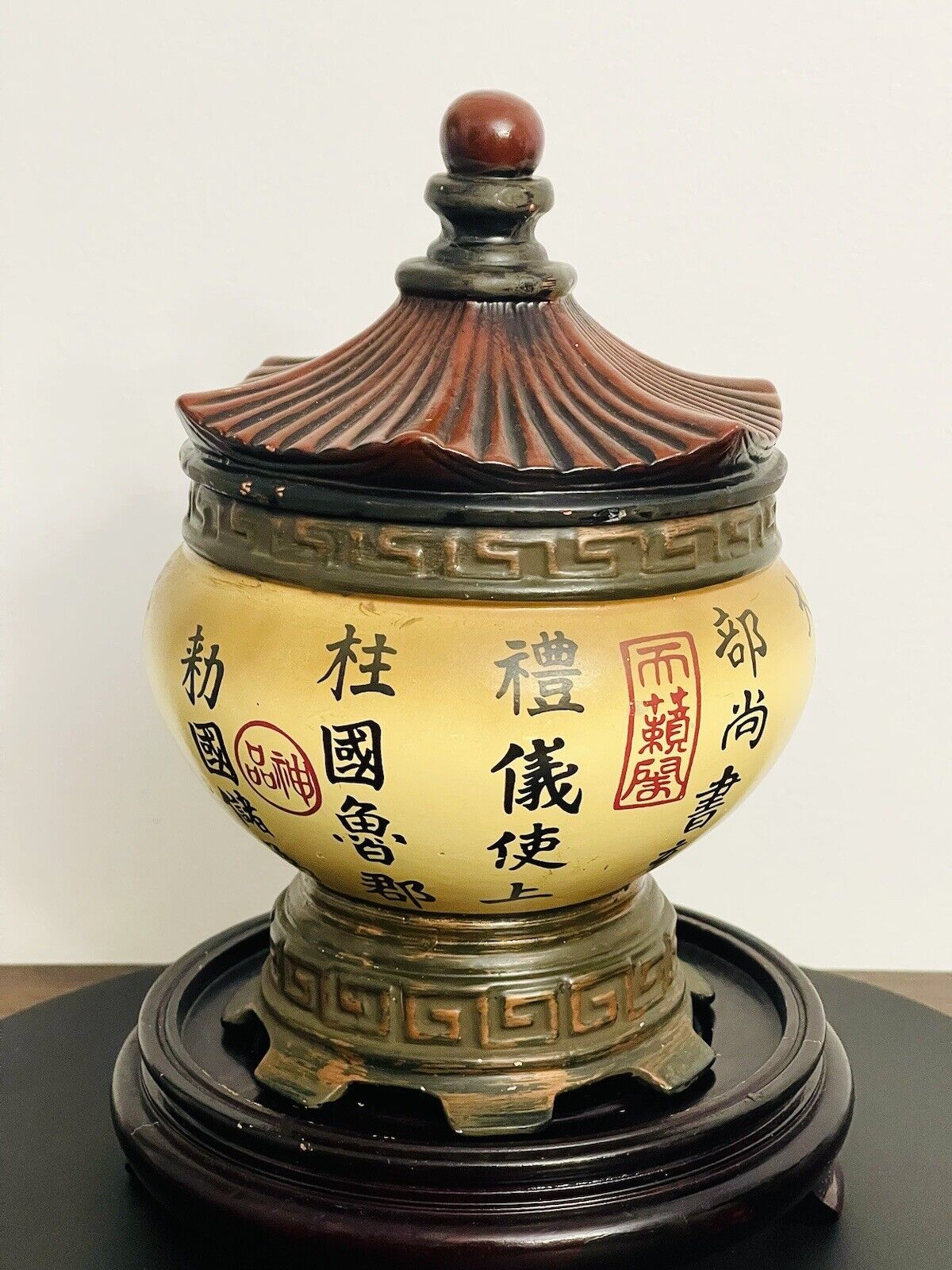 Oriental Porcelain Prayer Box Chinese Pottery Decorative Jar with Lid And Stand