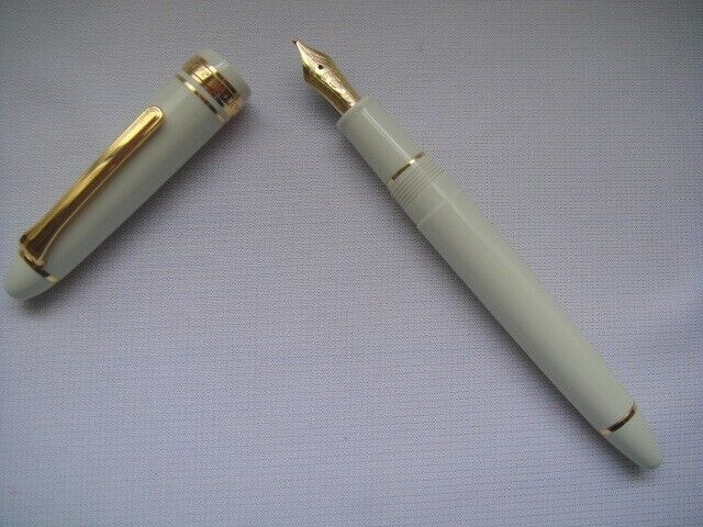Sailor Profit 1911S Fountain Pen - Ivory + Gold Trim + 14K Gold M-S Nib
