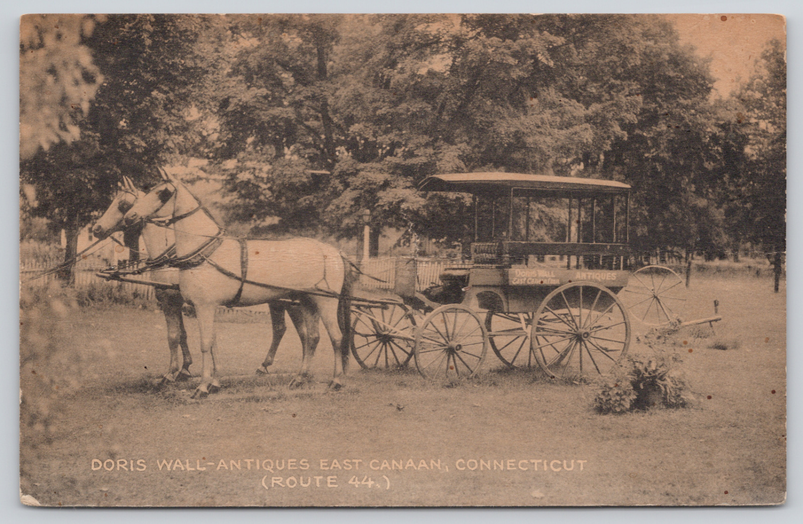 Postcard East Canaan, Connecticut Doris Wall Antiques (route 44) A1088