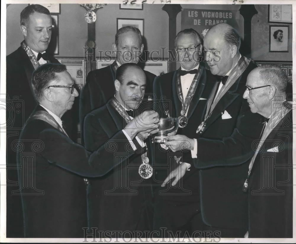 1963 Press Photo Members of Chevaliers du Tastevin initiation dinner - Antoine\'s