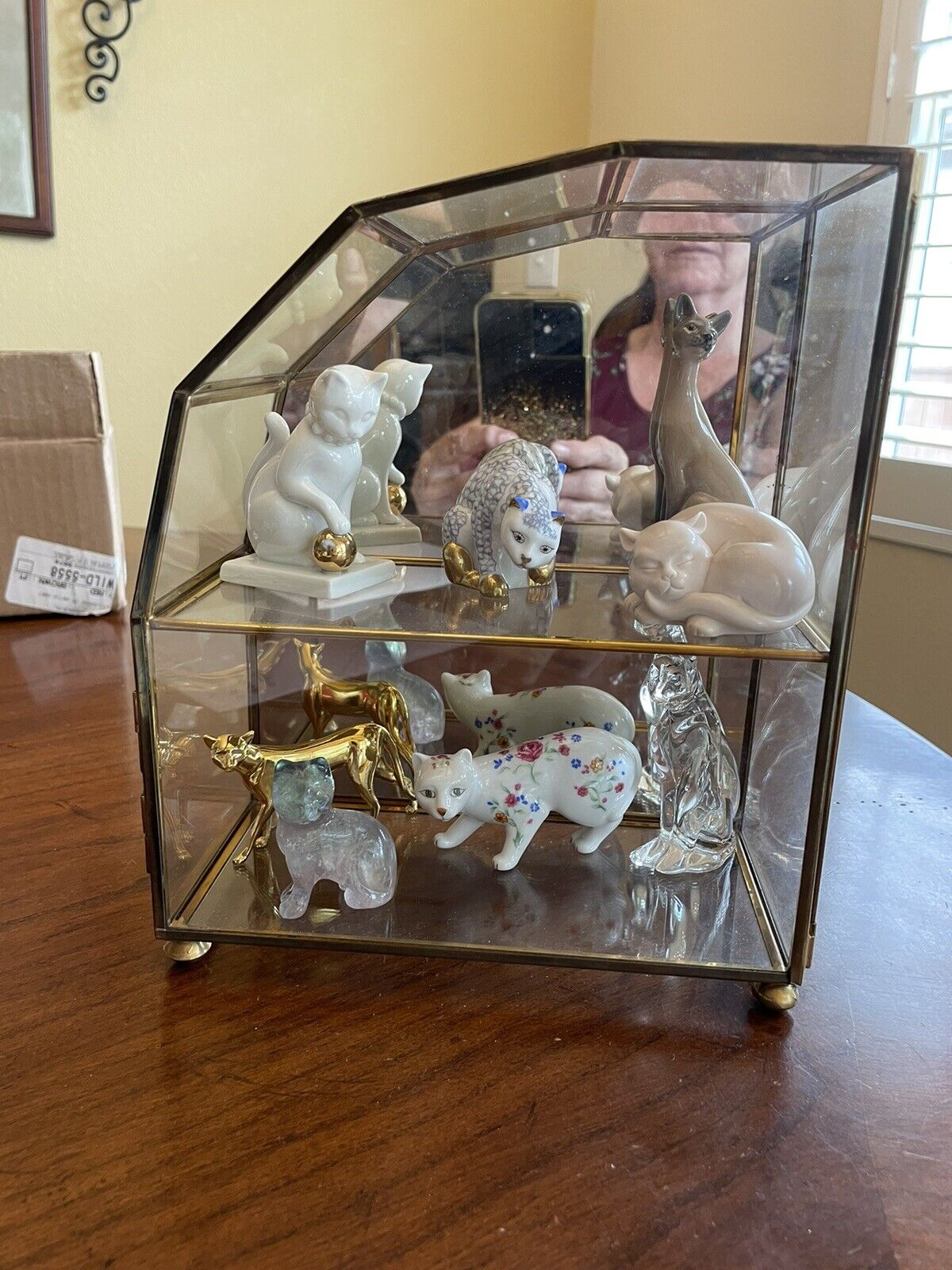 Franklin Mint The Curio Cabinet Cats Mirrored Display Case w/ Eight Figurines
