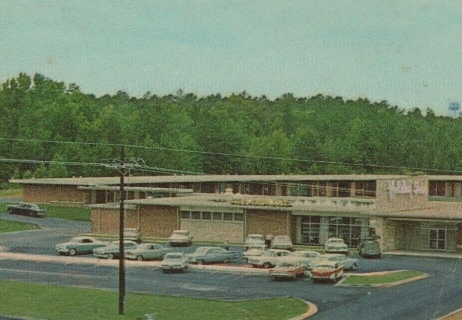 c1960s Holiday Inn Ruston Louisiana birds eye view autos postcard E926