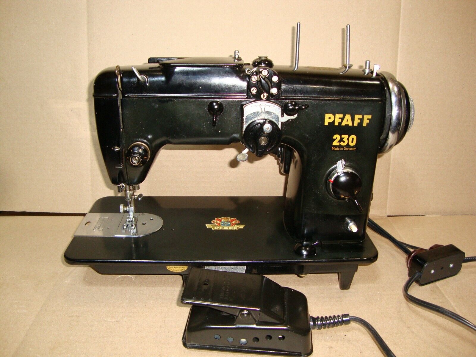 VINTAGE PFAFF 230 SEWING MACHINE