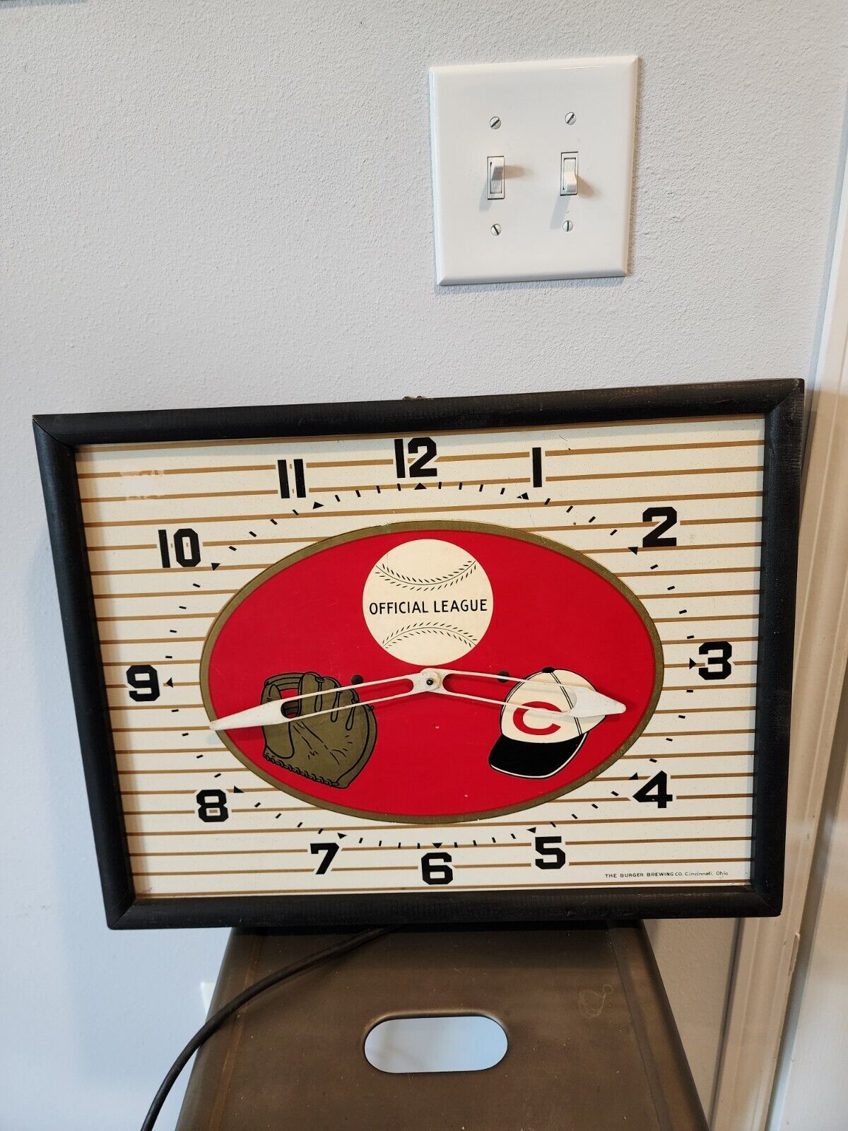 ANTIQUE 1950's CINCINNATI REDS BURGER BREWING CO. Electric Baseball Clock 19x14