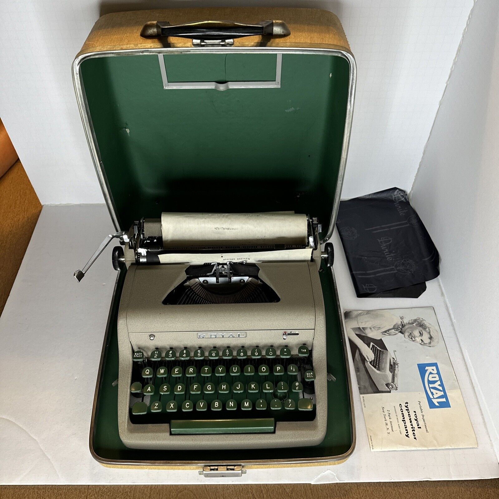 VINTAGE 1955 ROYAL QUIET DE LUXE MANUAL PORTABLE TYPEWRITER w/ CASE Green Keys
