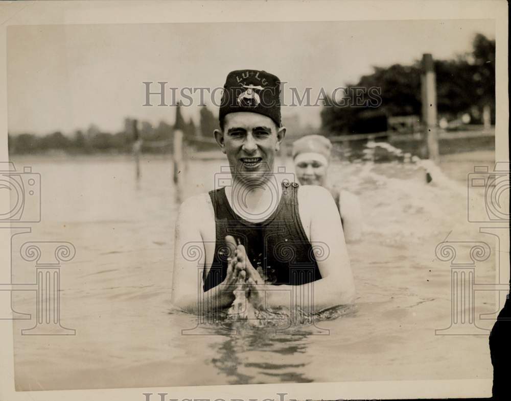 1923 Press Photo Shriners member takes a swim in the Potomac, Washington, DC