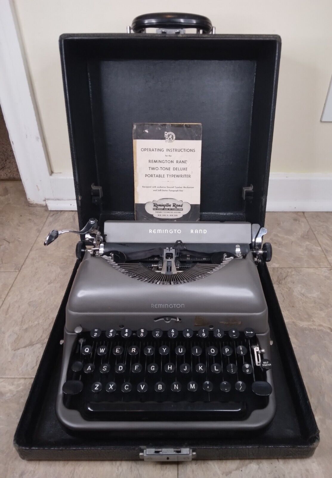 Vintage 1940's REMINGTON RAND Model 5 Portable Manual Typewriter w/ Case