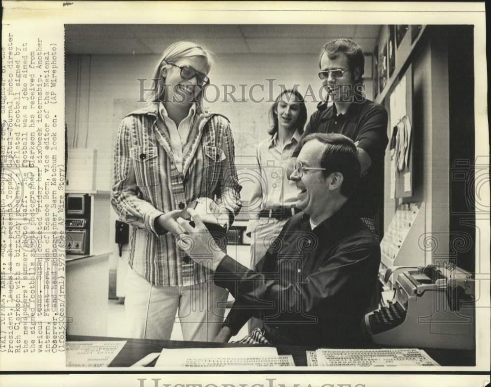1975 Press Photo Susan Ford presents gift to Rich Clarkson of Topeka Journal