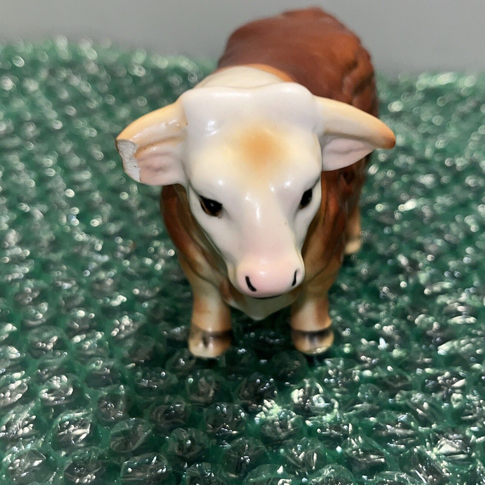 Vtg. Porcelain Hereford Bull Figurine Porcelain Cow Bulls Hereford Bull as is