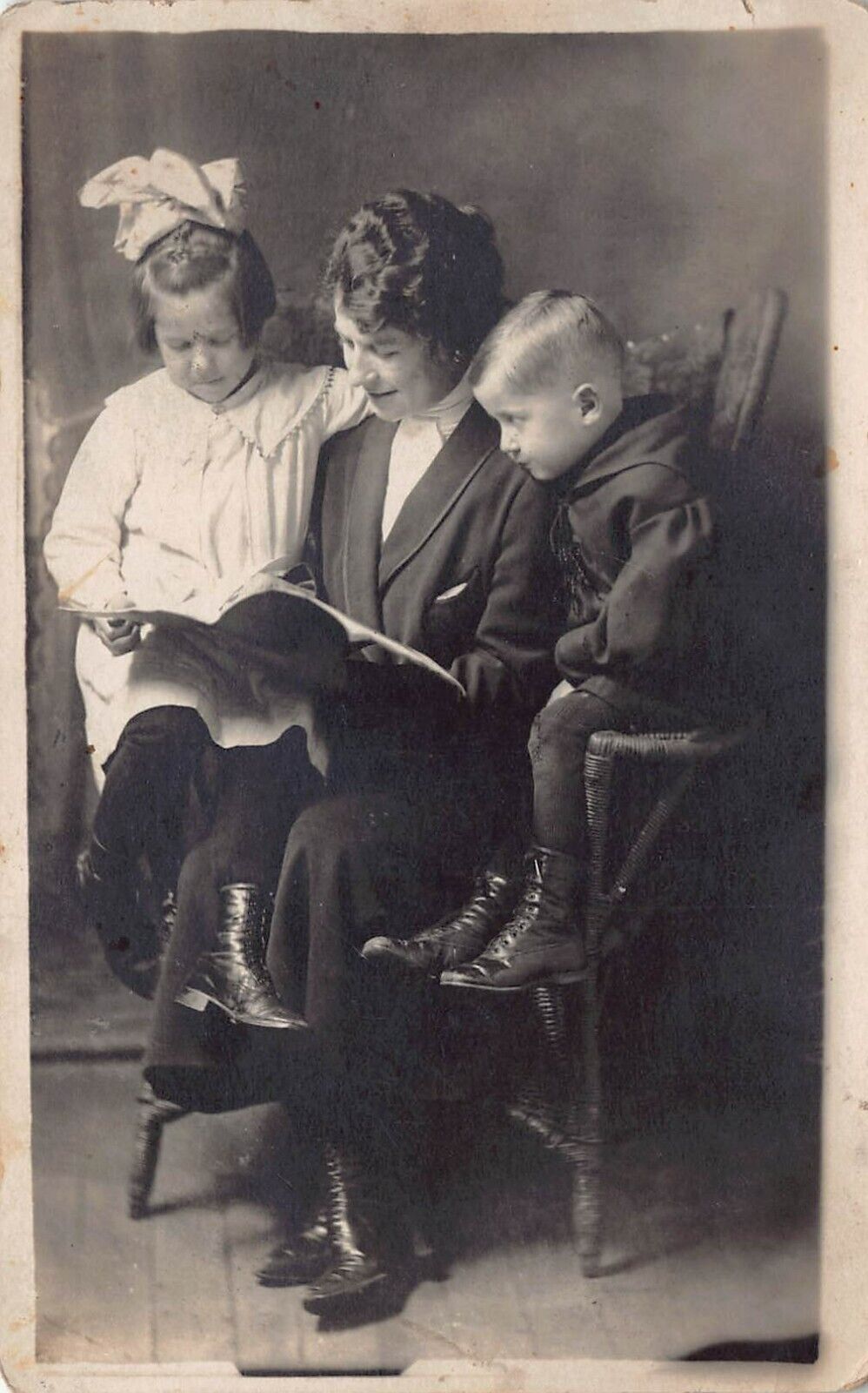 RPPC Mother Girl Boy Child Reading Family Portrait Studio Photo Vtg Postcard Y5