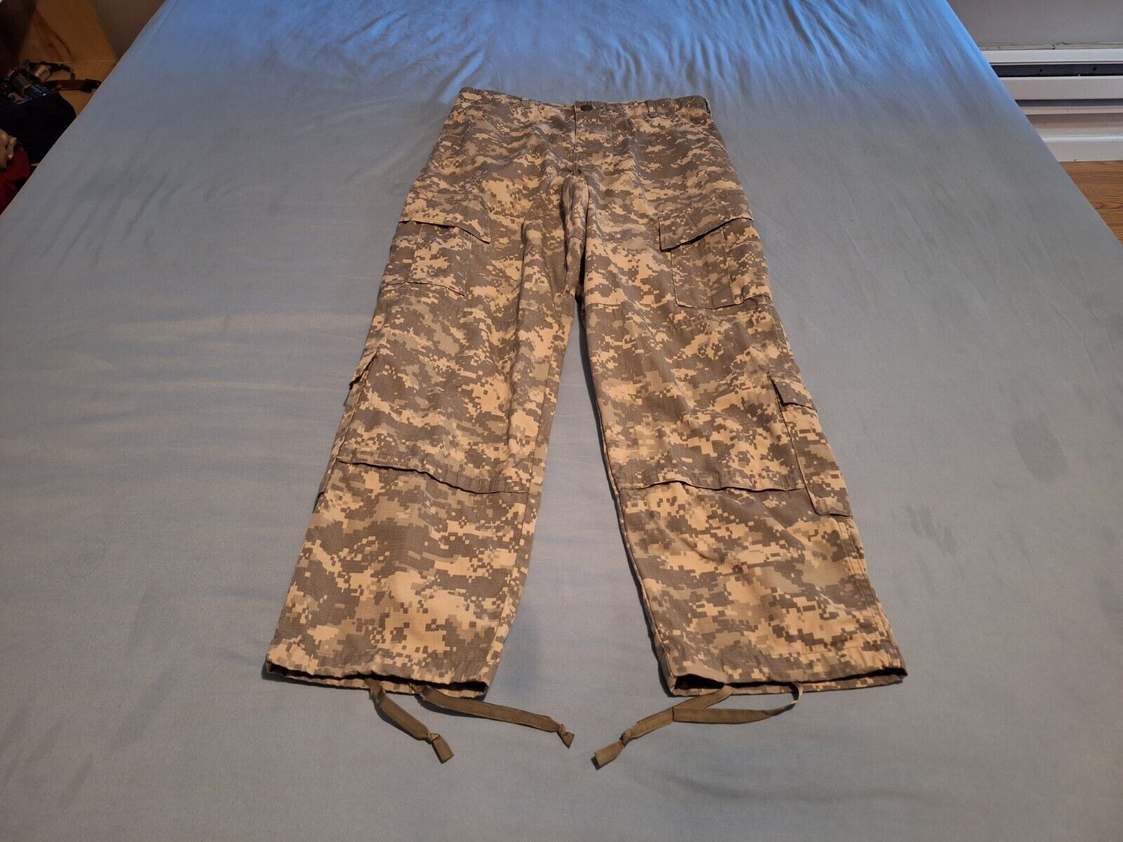 U.S. Army ACU Camo Army Combat Uniform Combat Trousers Size Small-Short Used