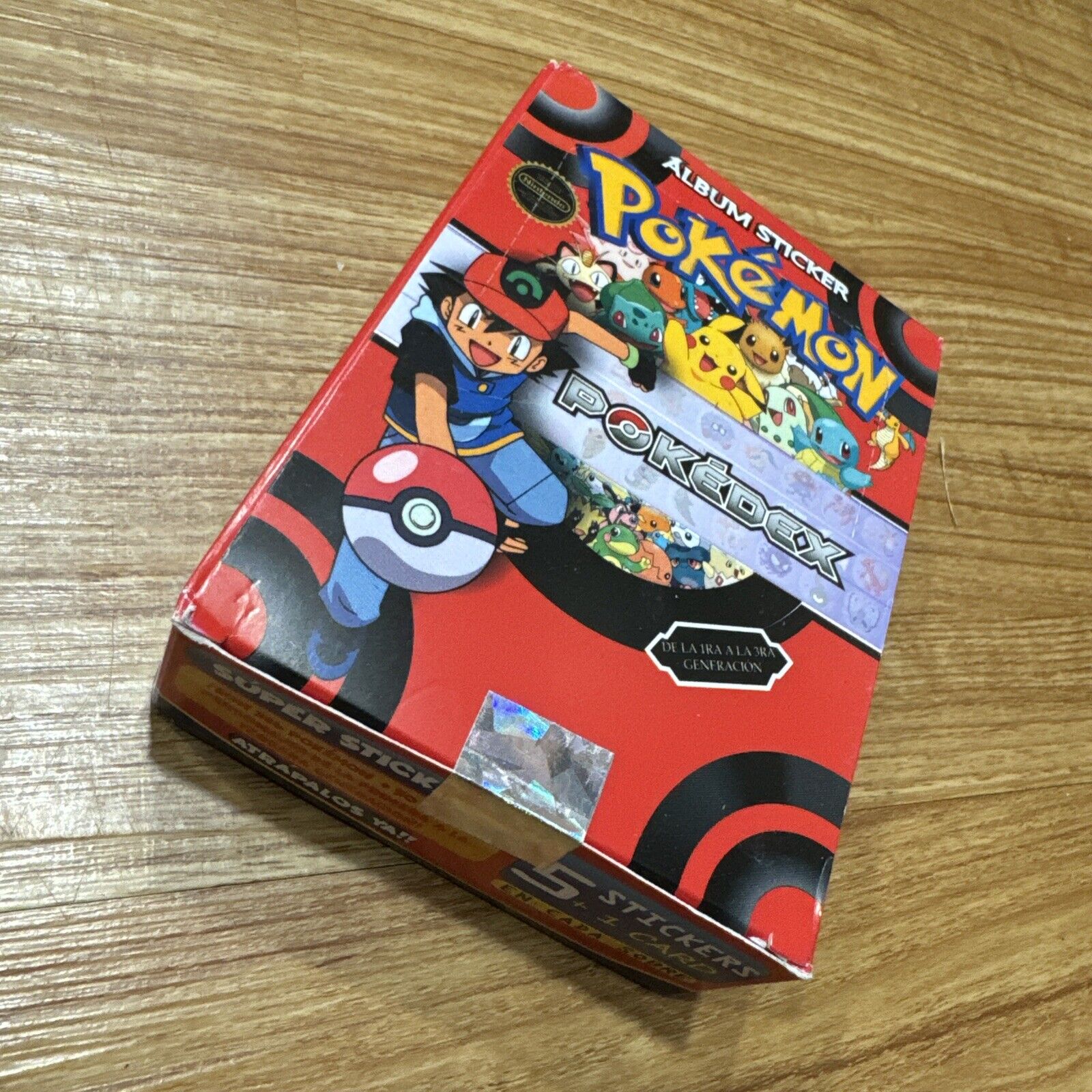 BOX POKEMON POKEDEX EF Vol. 1 Edition PERU TCG 2022 - Stickers & Cards Pikachu