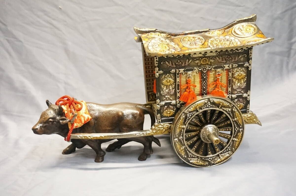 The cow carriage that it is made of metal. Total weight 9.0kg.  Shōwa period