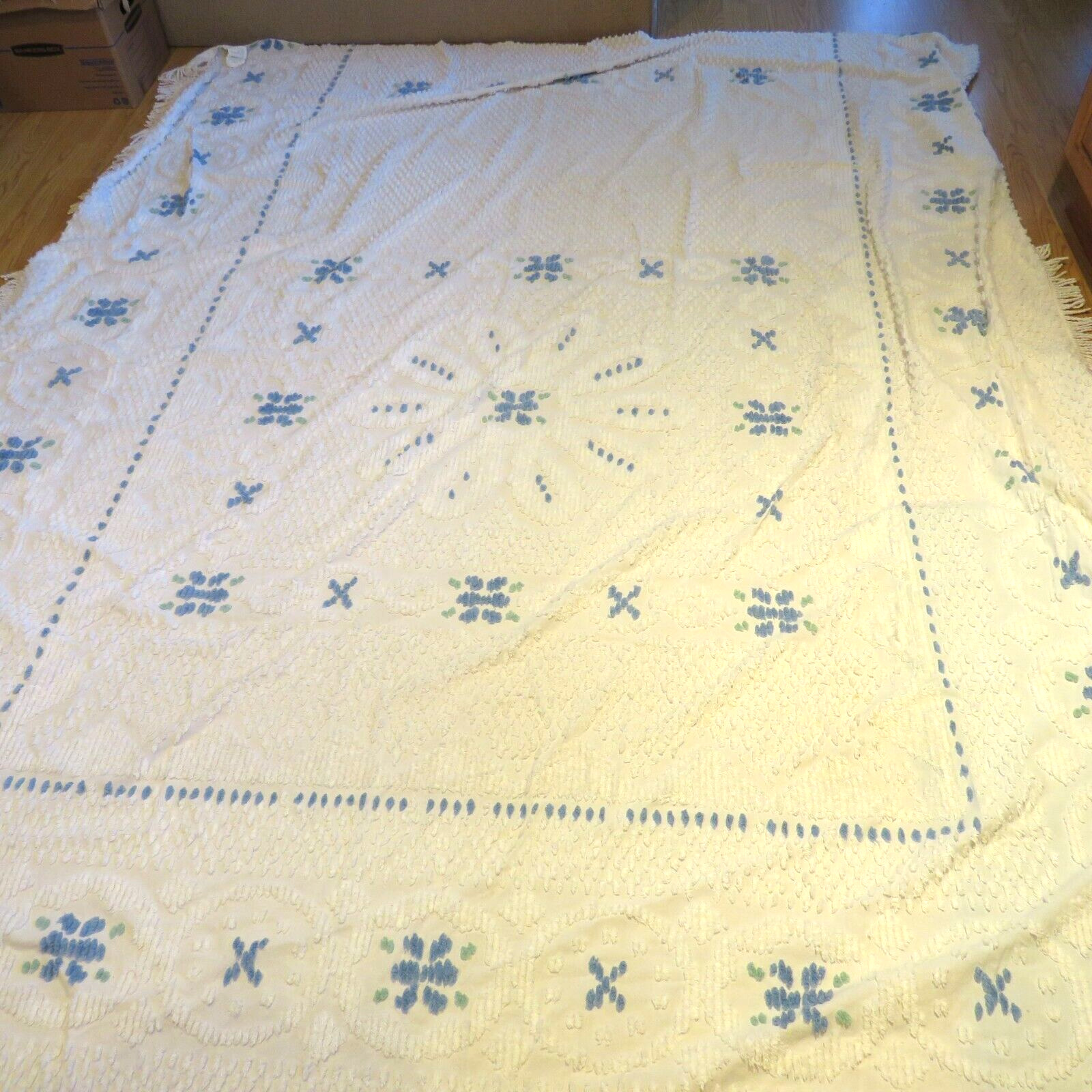 Vintage Candlewick Bedspread Blue White Daisy 91\