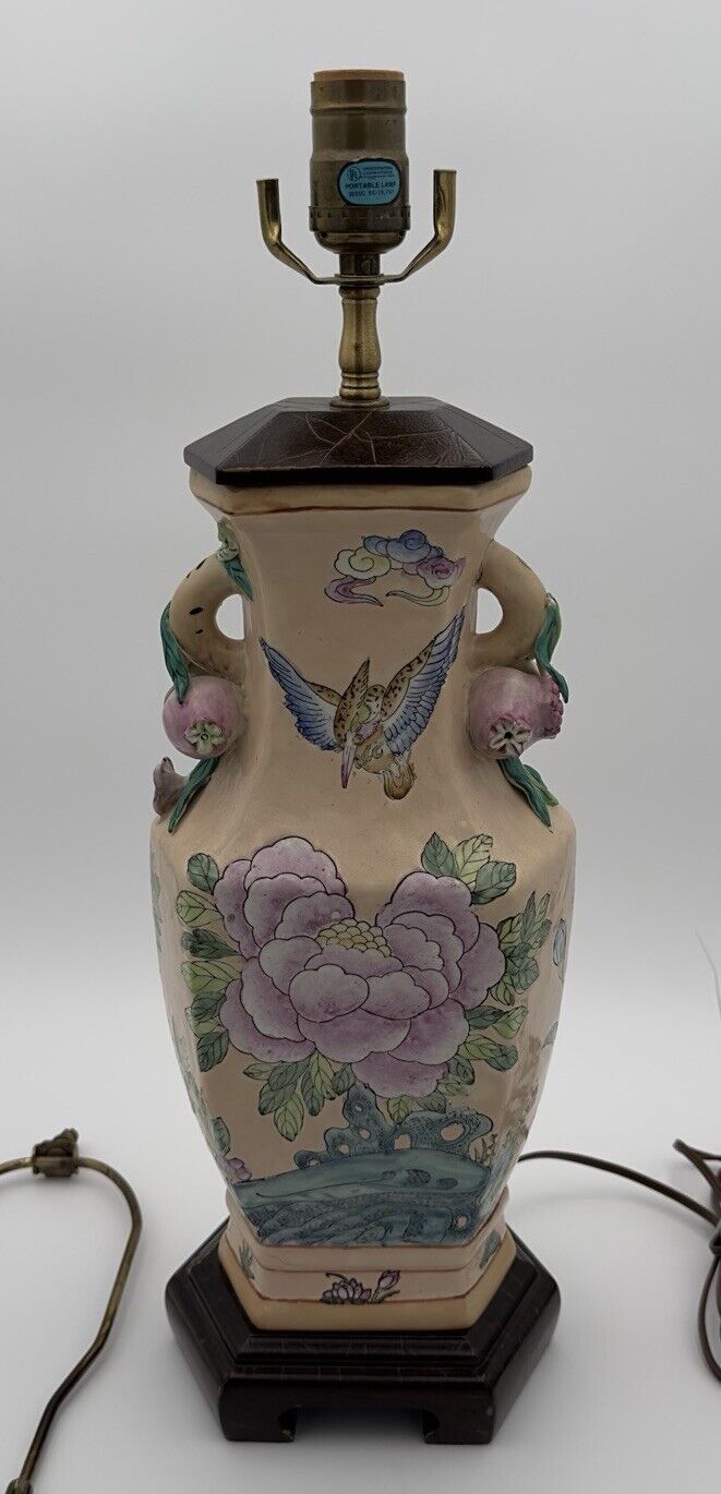 VINTAGE CHINOISERIE HAND PAINTED PORCELAIN TABLE LAMP.