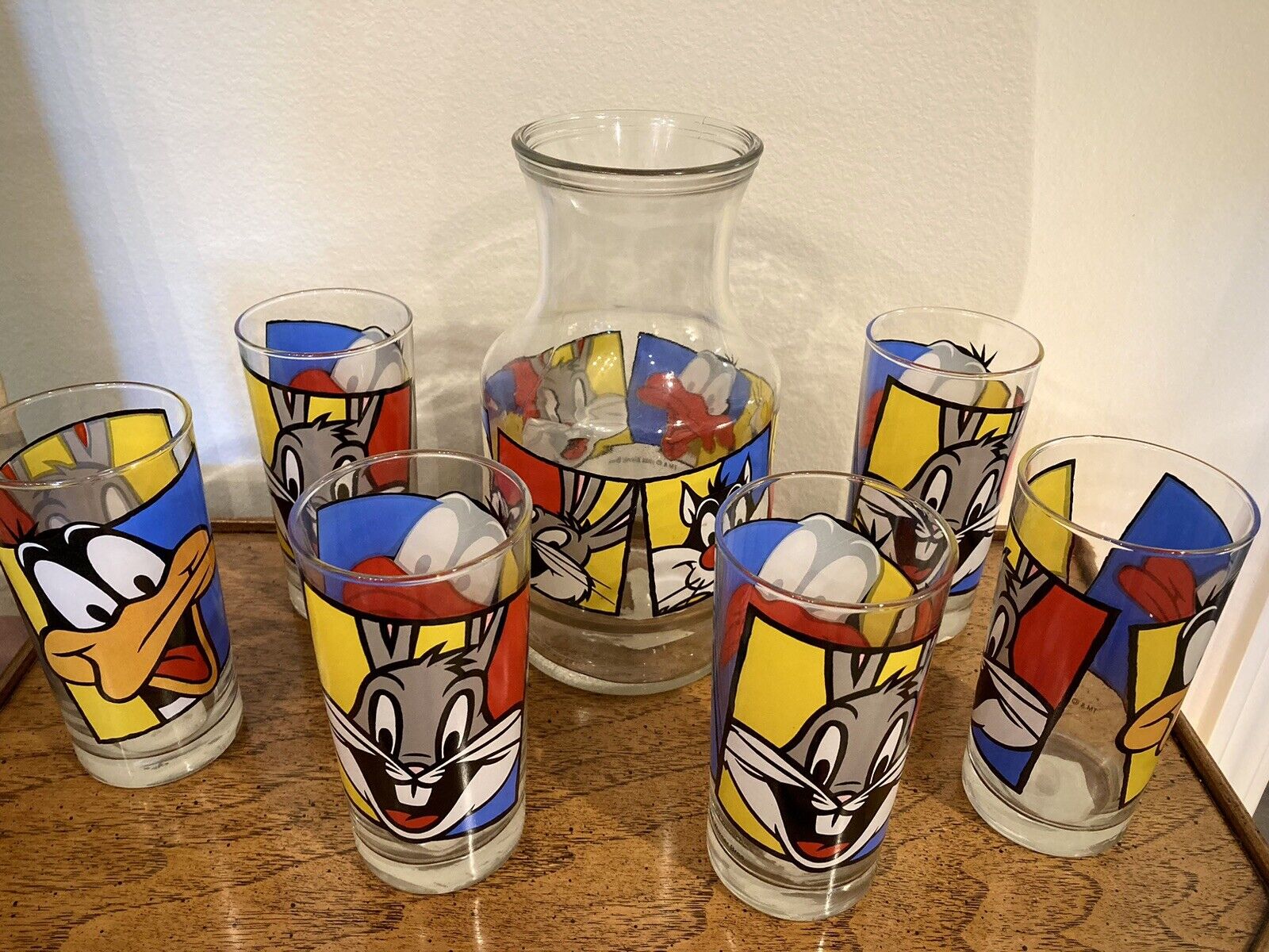 1994 Warner Bros Looney Tunes Bugs Bunny/Daffy Duck Set of 6 Glasses & Pitcher
