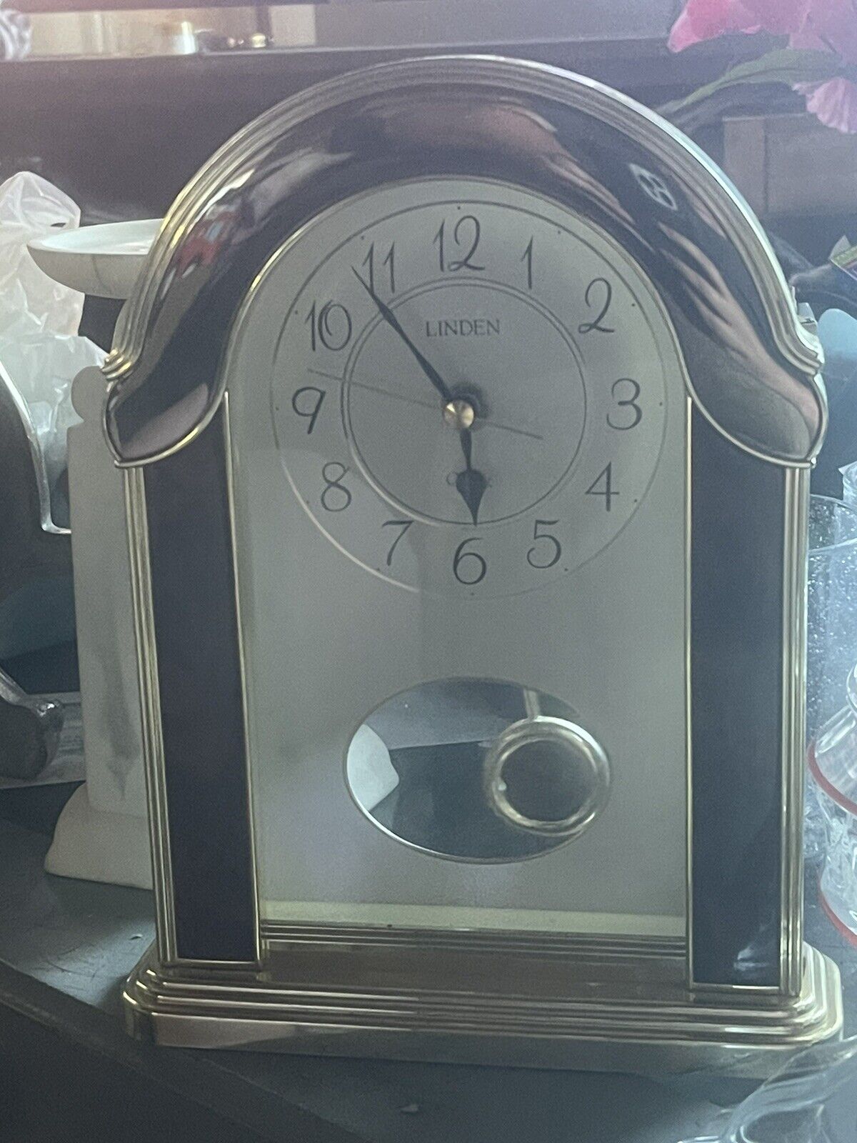 Vintage Linden Mantle/Shelf Quartz Clock with Pendulum