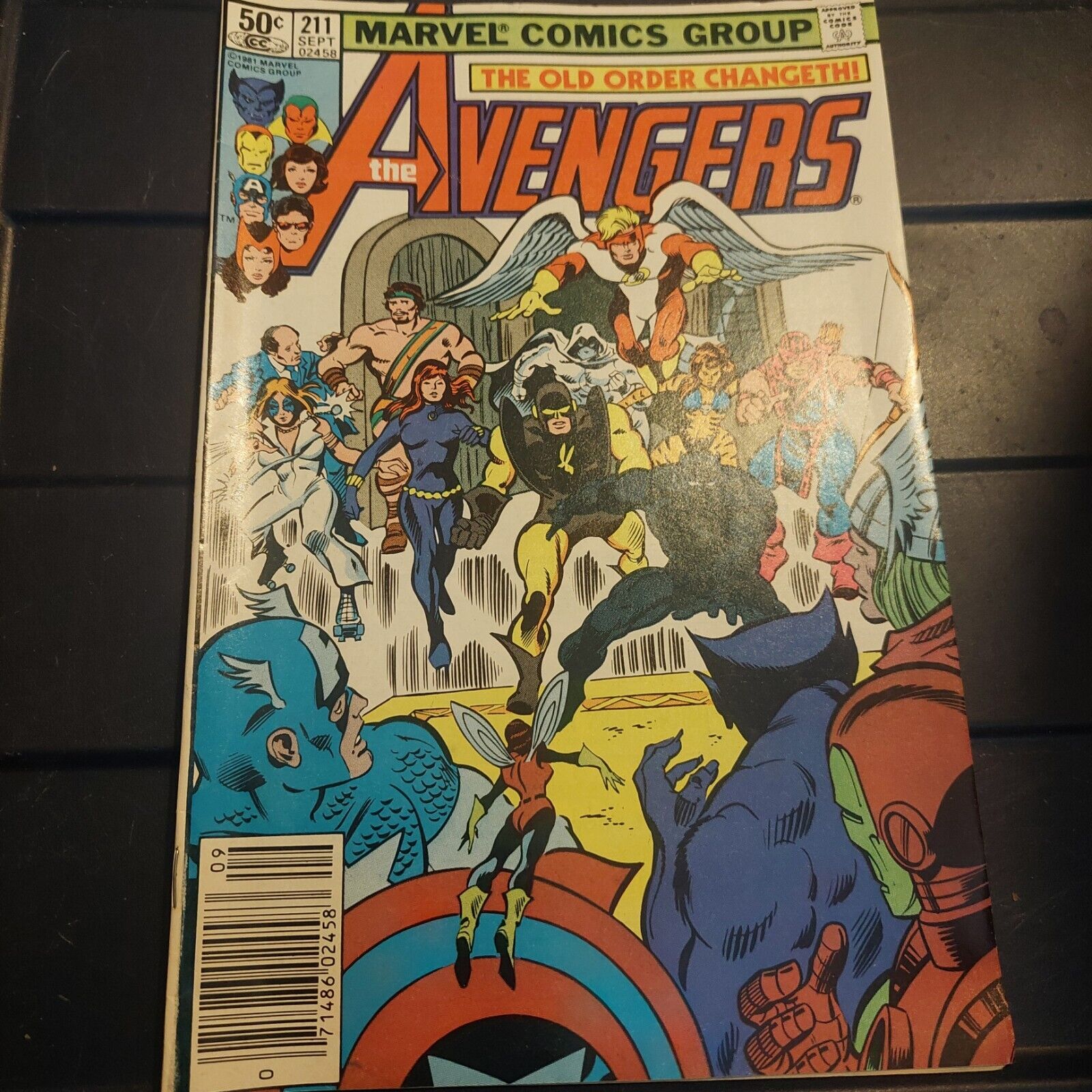 The Avengers #211 1981 Marvel Comics Tigra Joins the Avengers VF+ DAZZLER BEAST