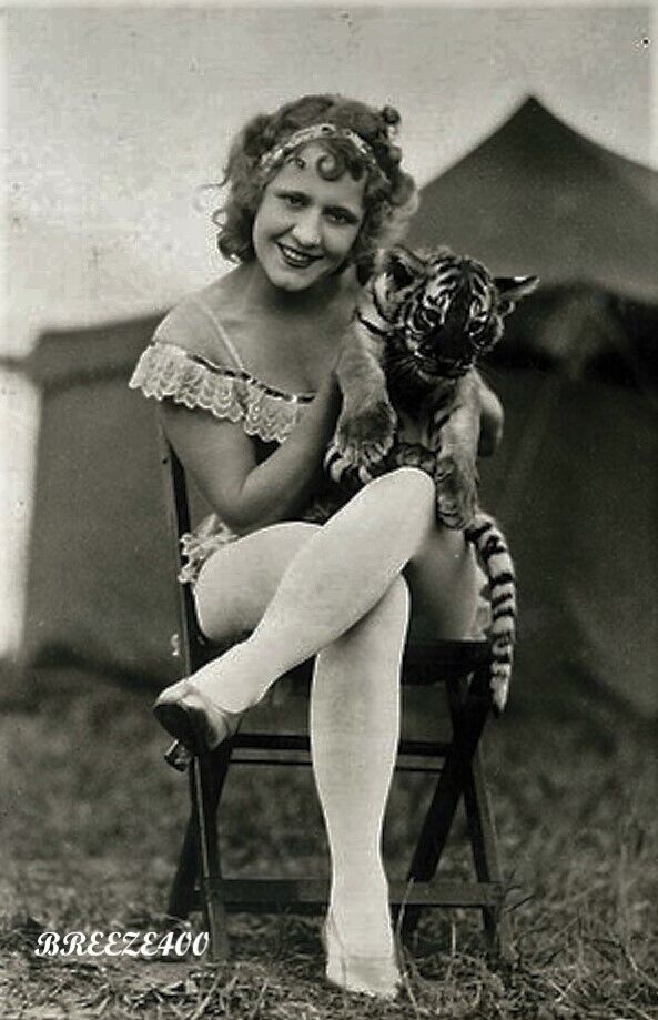 CIRCUS-CARNIVAL Photo/Vintage/Early 1900's/WOMAN PERFORMER & TIGER/4x6 B&W Rpt.