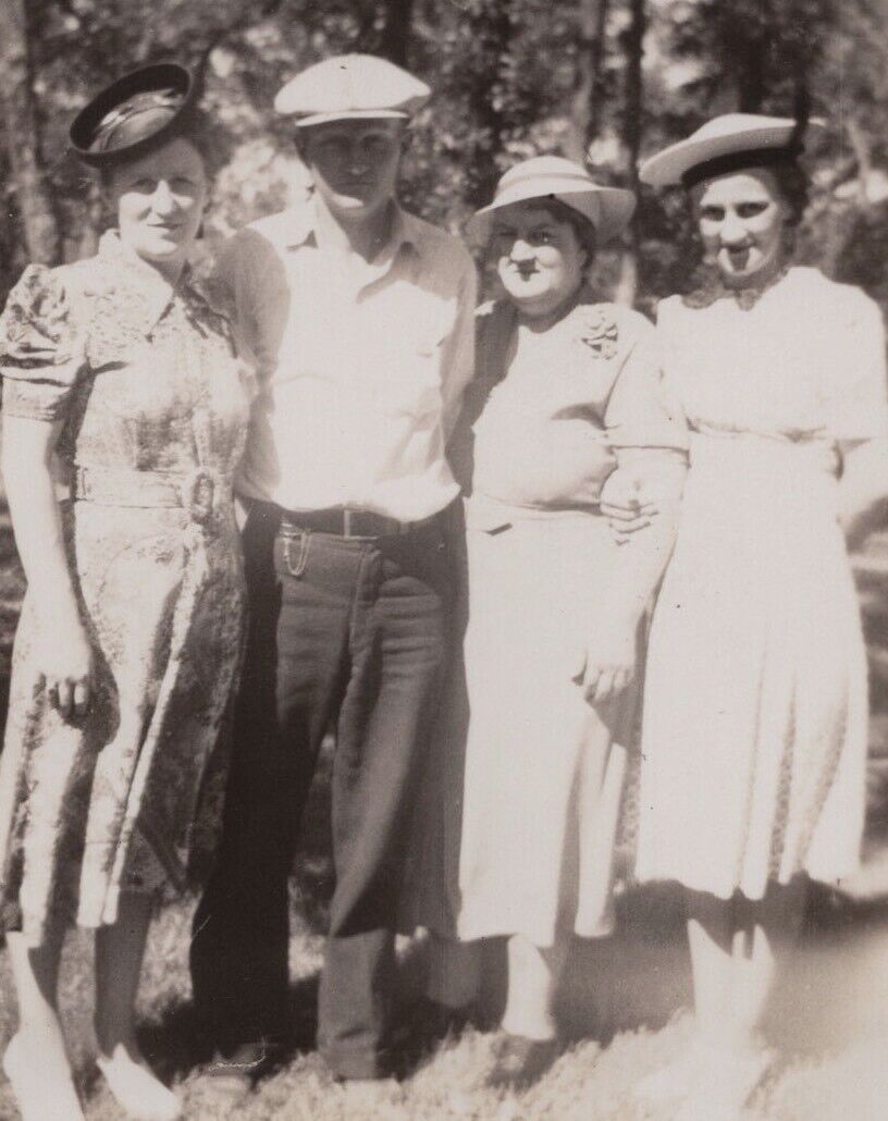 9Q Photograph Group Portrait Women Man Family 1930-40’s 