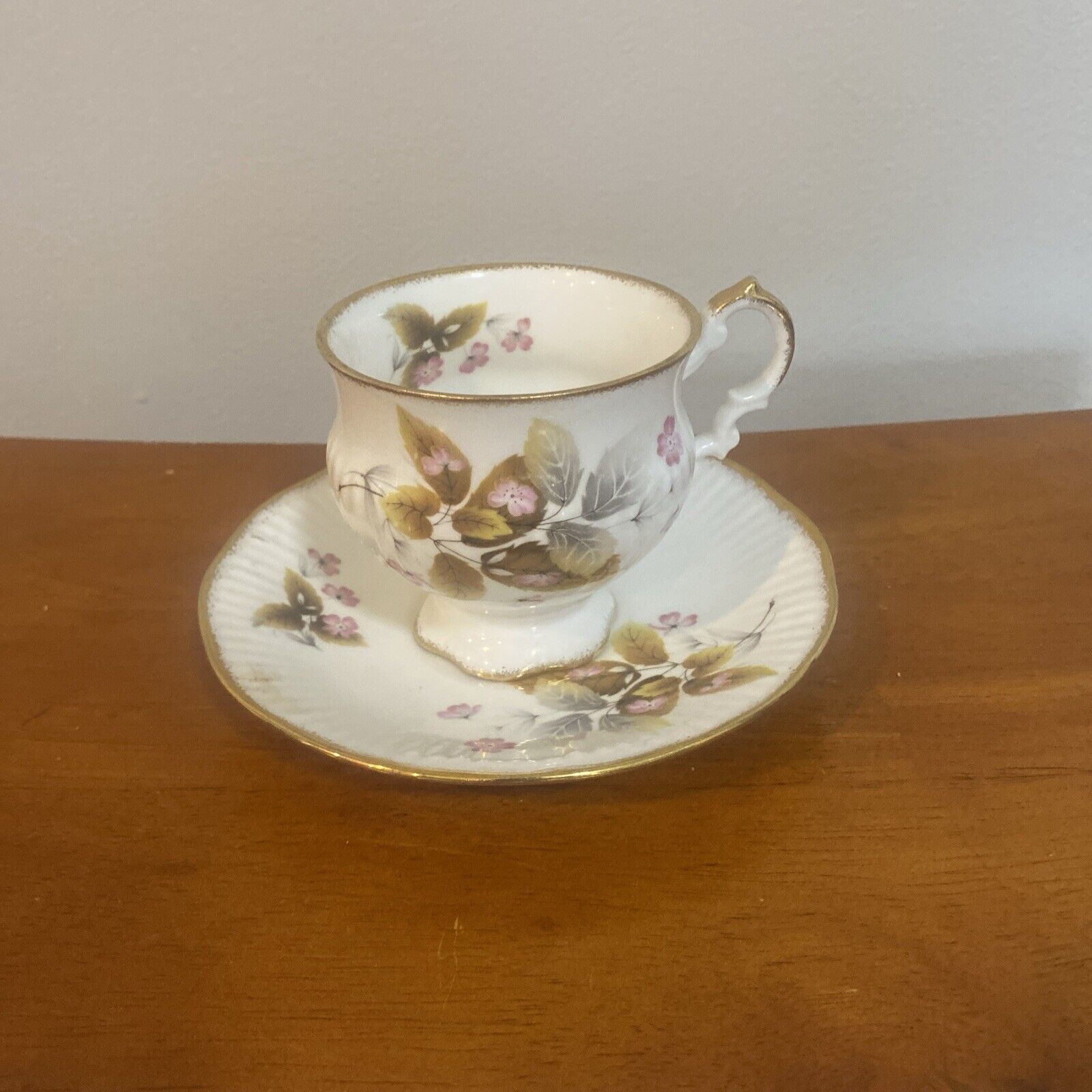 Vintage Elizabethan Fine Bone China England Teacup & Saucer Gold Trim