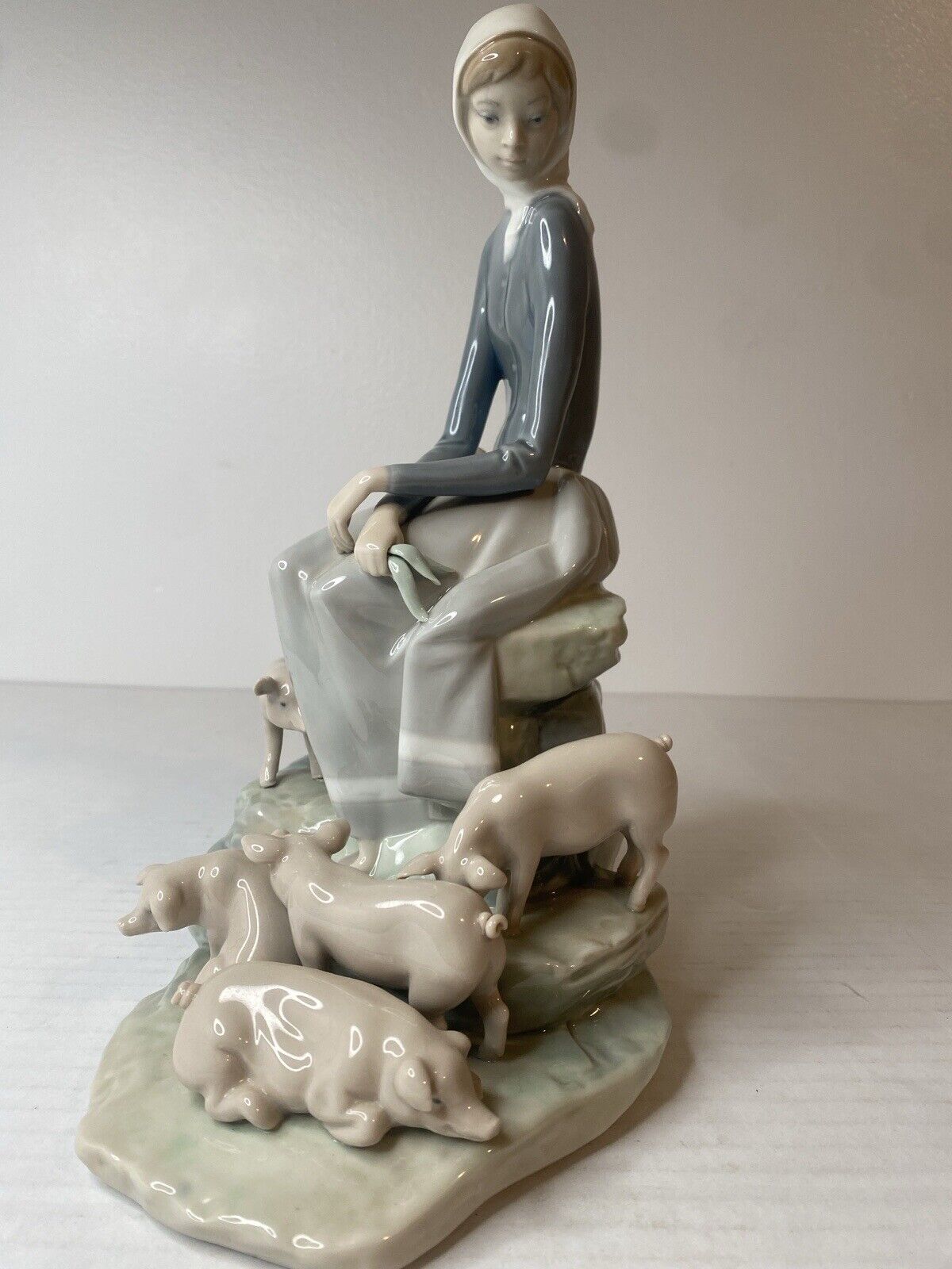 Vintage Retired Lladro Porcelain Figurine Girl with Piglets #4572 N/M Condition
