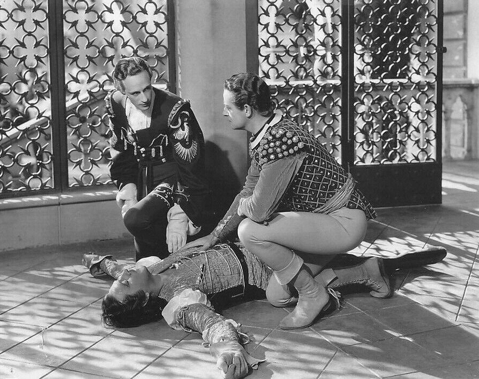 1936 LESLIE HOWARD in ROMEO AND JULIET Photo (209-H )