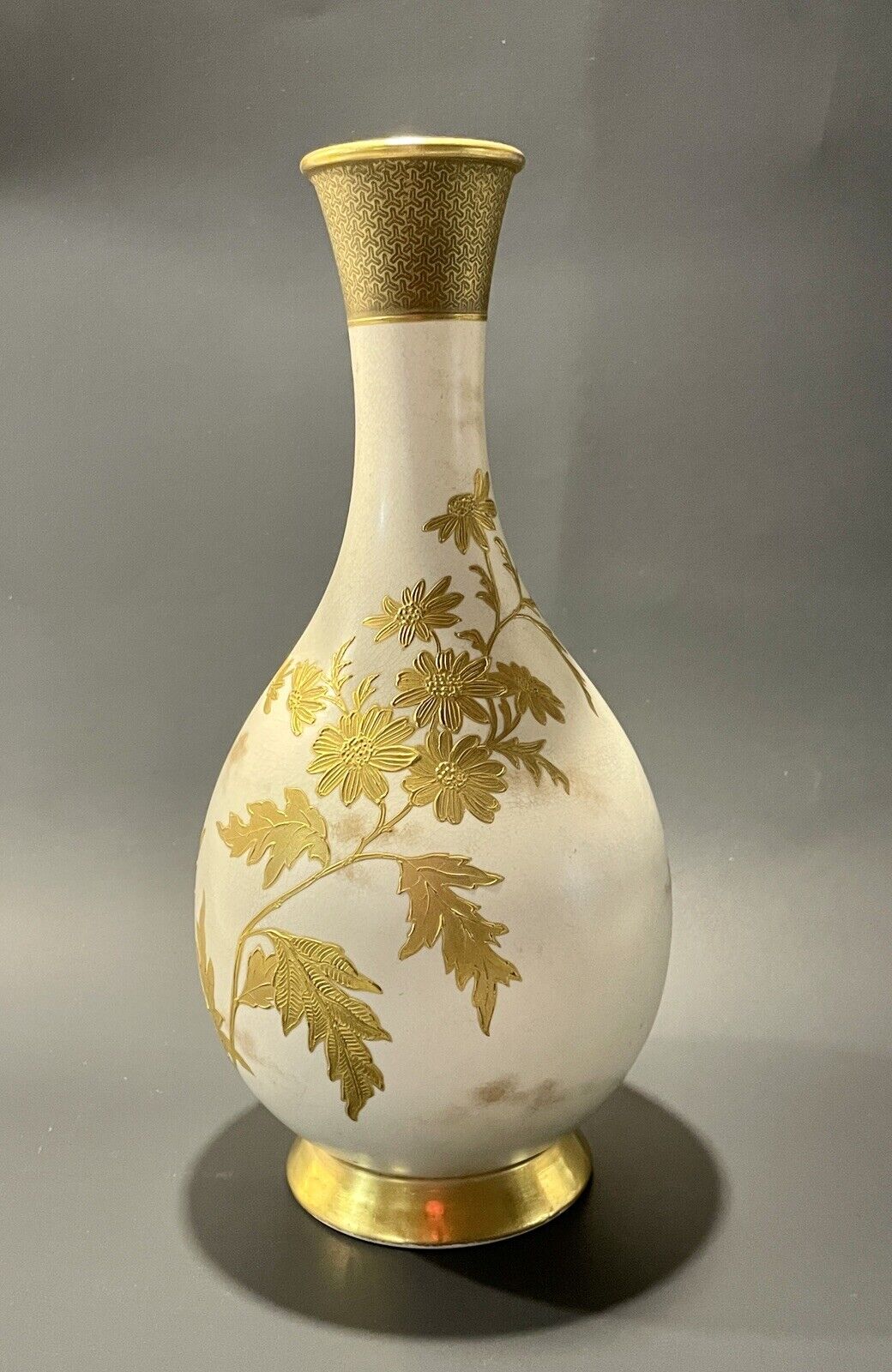 10” Wedgwood Hand Detailed Gold & Ivory Vellum Hand Gilded Antique Vase 1885 EX+