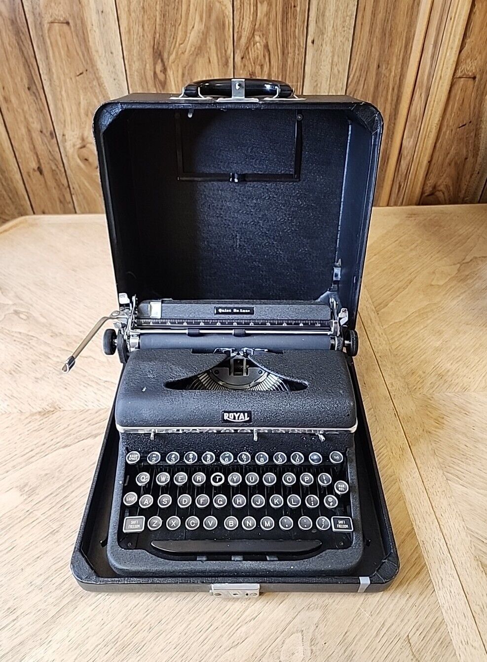 Vintage Royal Quiet De Luxe 1940s Portable Typewriter with Case Good Condition 
