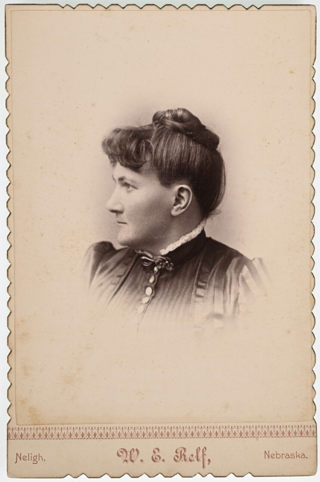 CIRCA 1890s CABINET CARD W.E. REFF GORGEOUS YOUNG LADY IN DRESS NELIGH NEBRASKA
