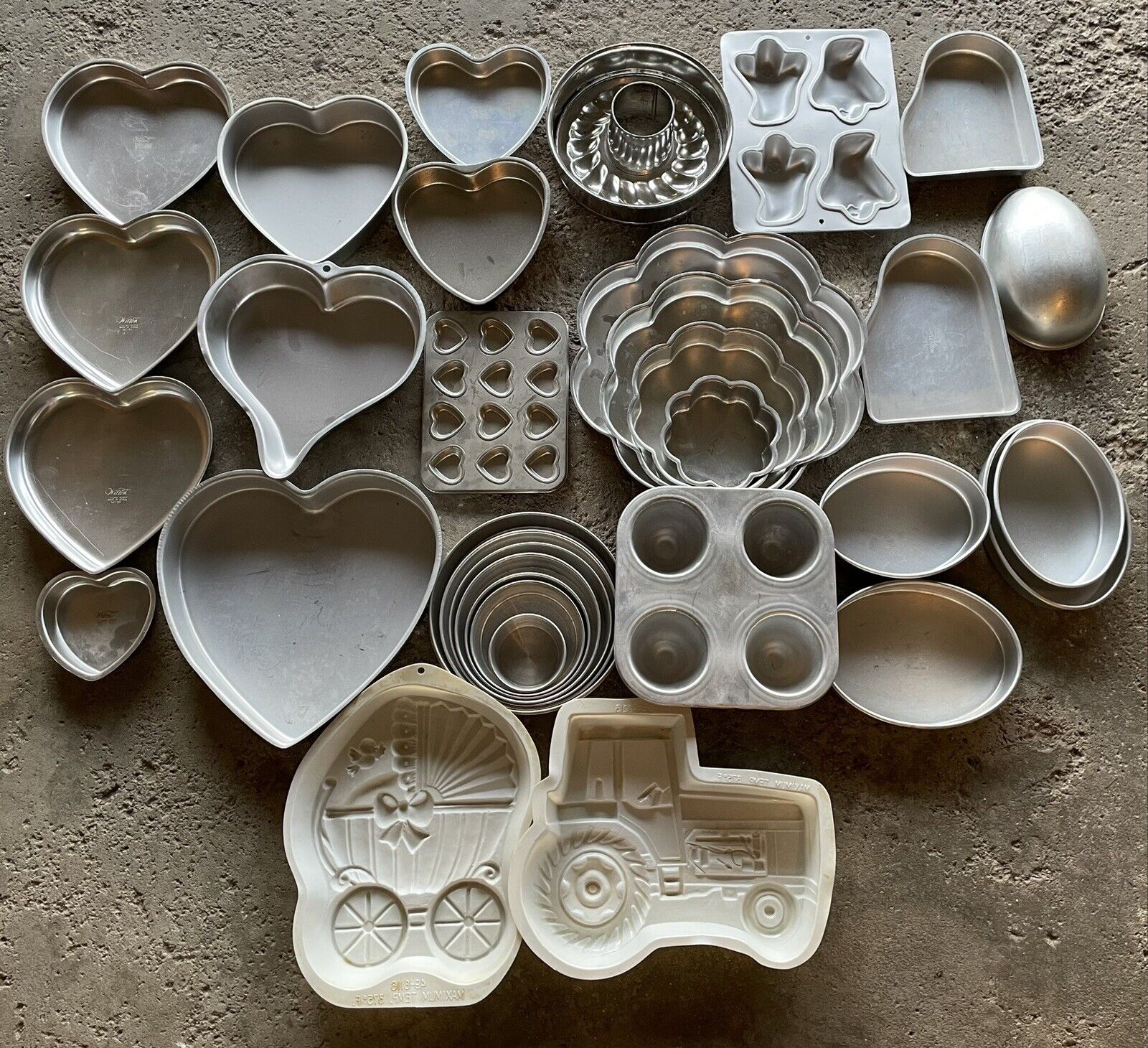 Huge Lot of Wilton Cake Pans And Other Pans