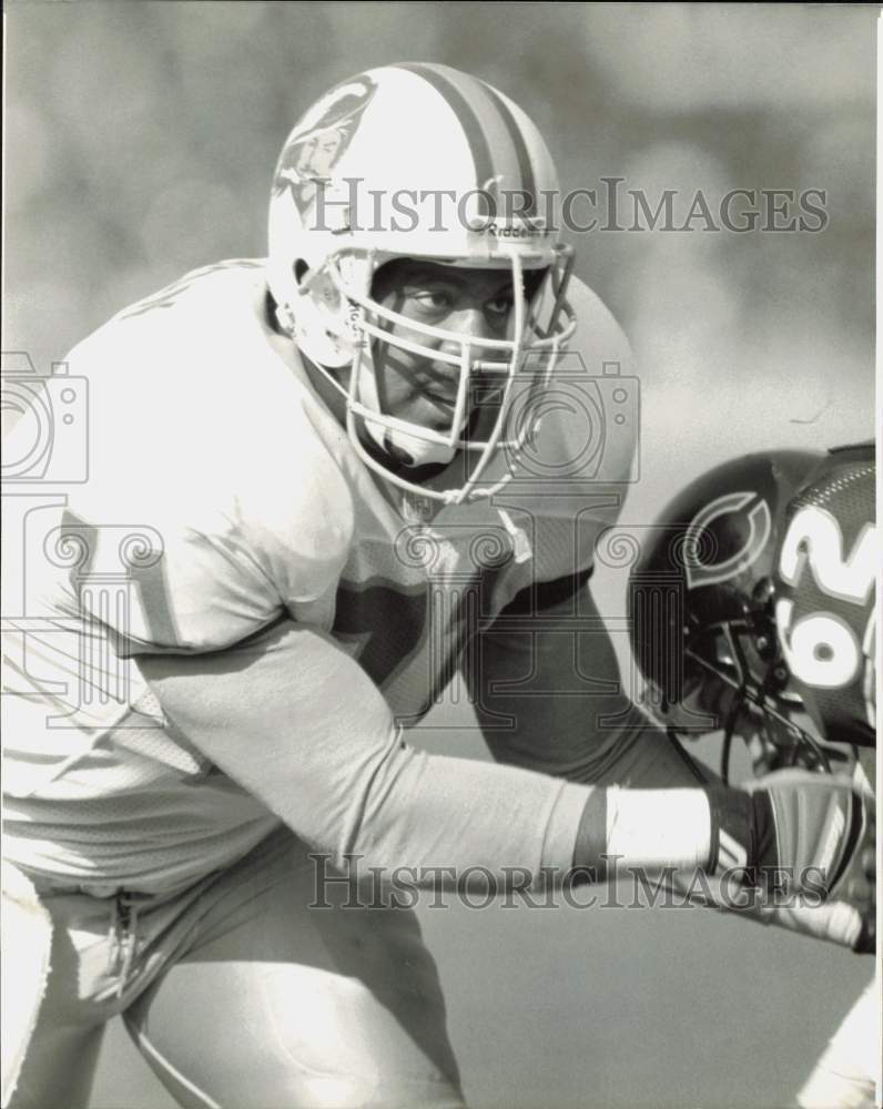 1992 Press Photo Tampa Bay Buccaneers football player Santana Dotson - afa31445