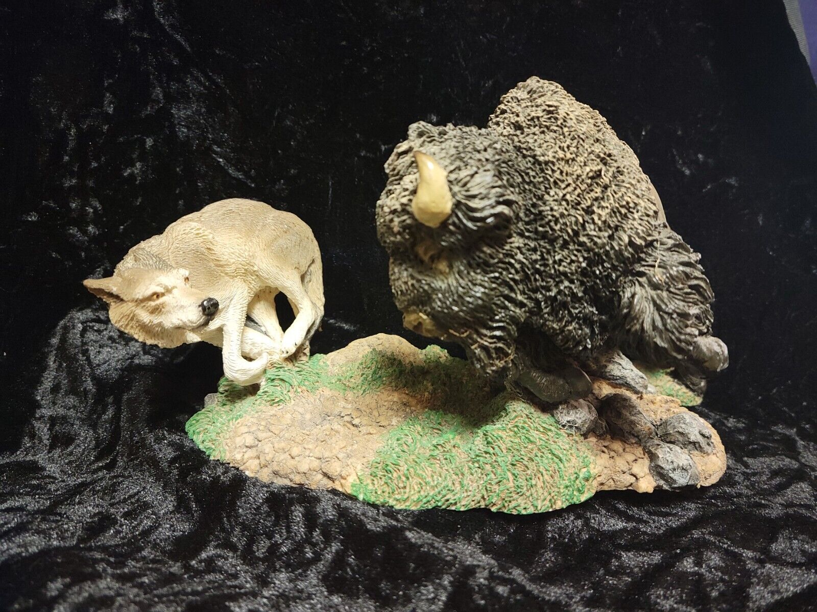 Buffalo Wolf Mismatch Living Stone Figure 1996