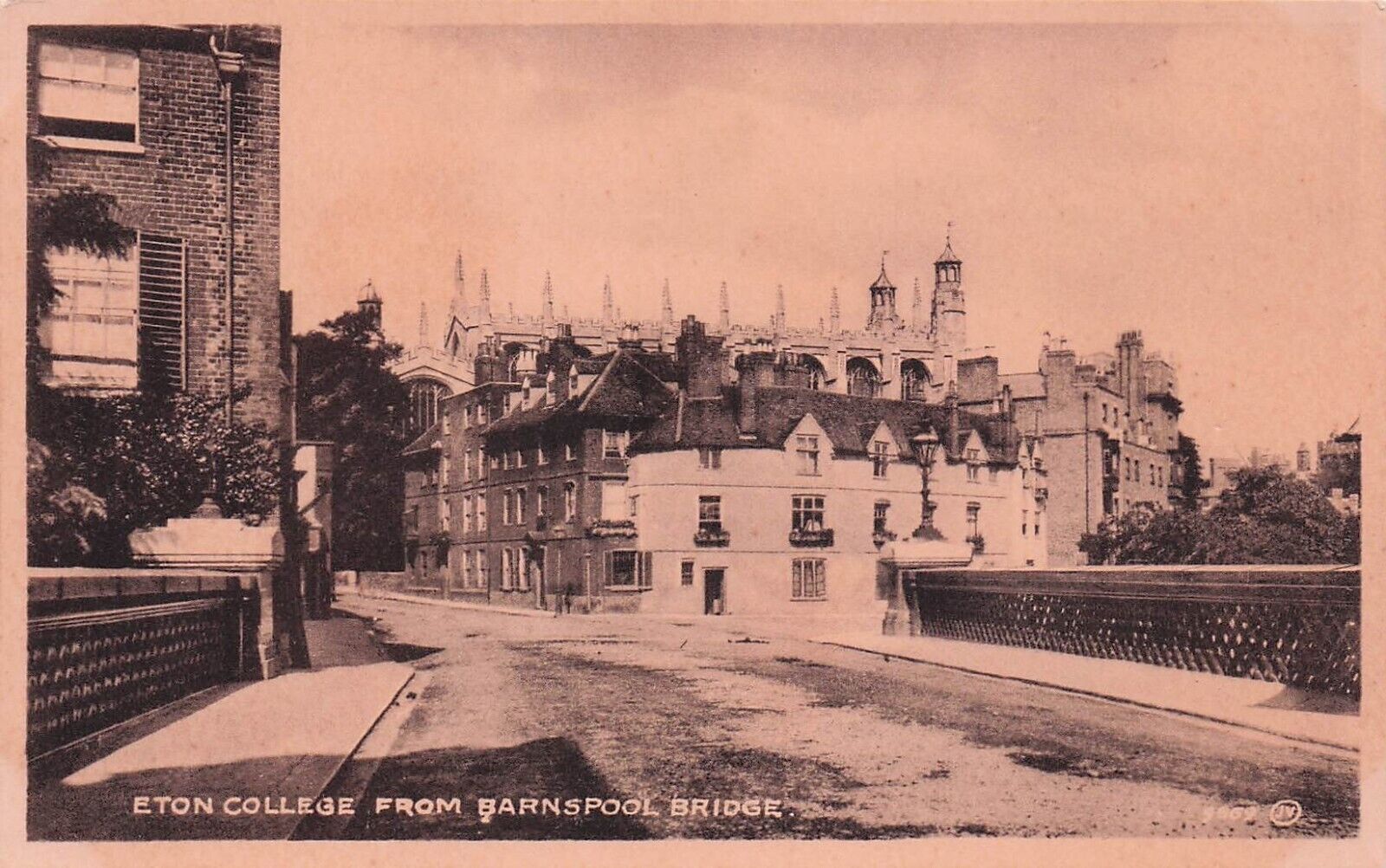 Postcard Vintage (1) GBR, Windsor Eton College/Barnspool Bridge 9869 UP(470)