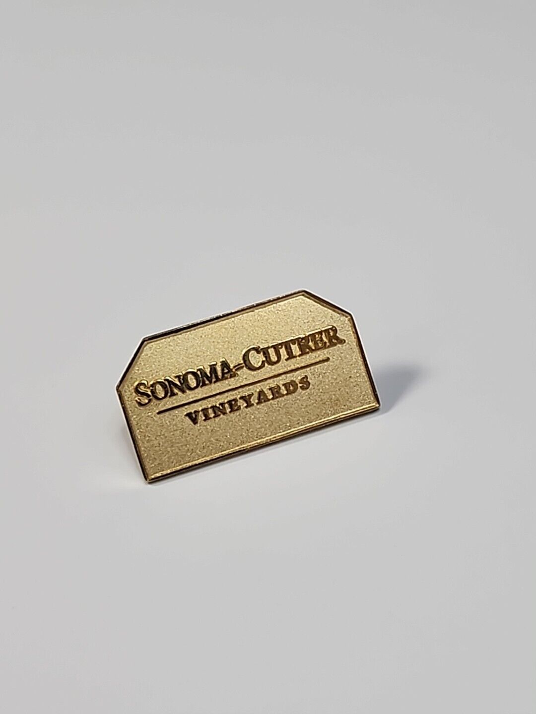 Sonoma-Cutter Vineyards Souvenir Lapel Pin Gold Color Windsor California
