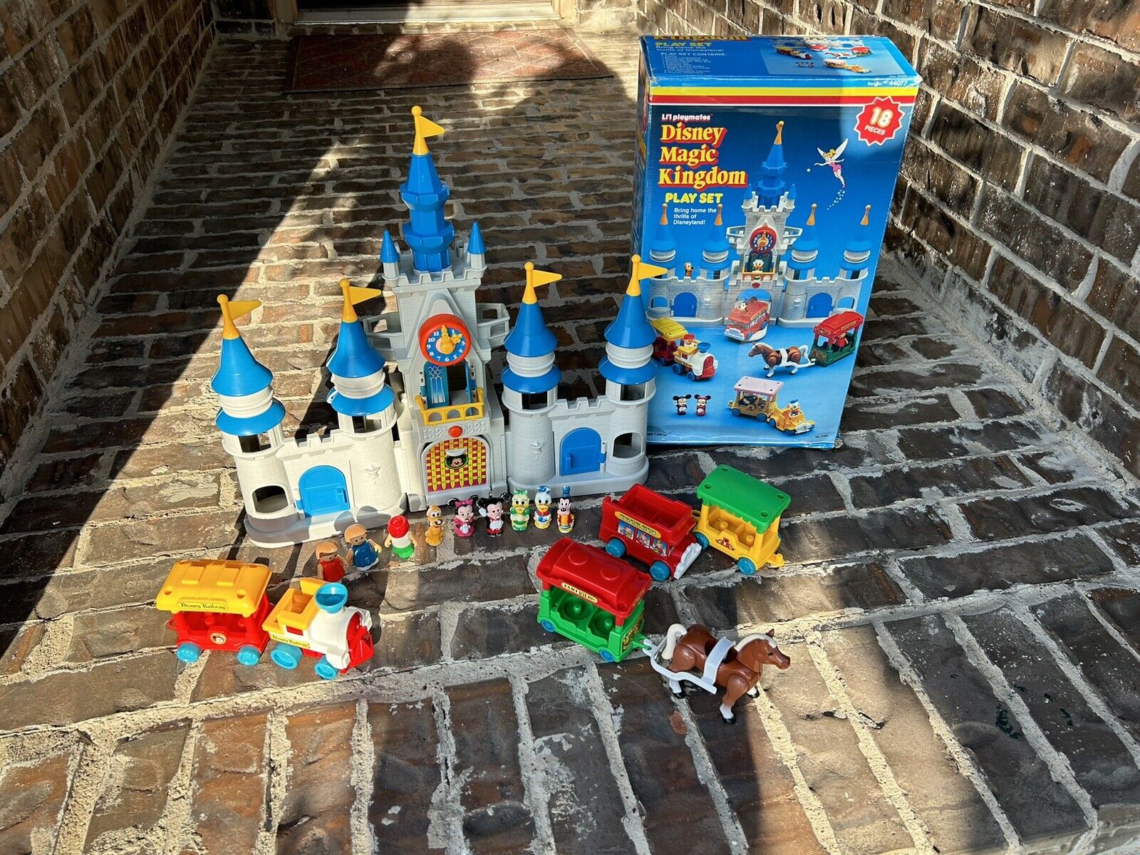 Vintage1987 *ALMOST COMPLETE* Lil Playmates Disney Magic Kingdom Castle Playset