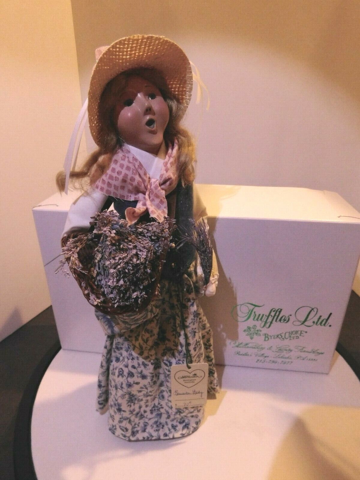 Byers' Choice 2002 The Cries of London The Lavender Lady Caroler with Box & Tag