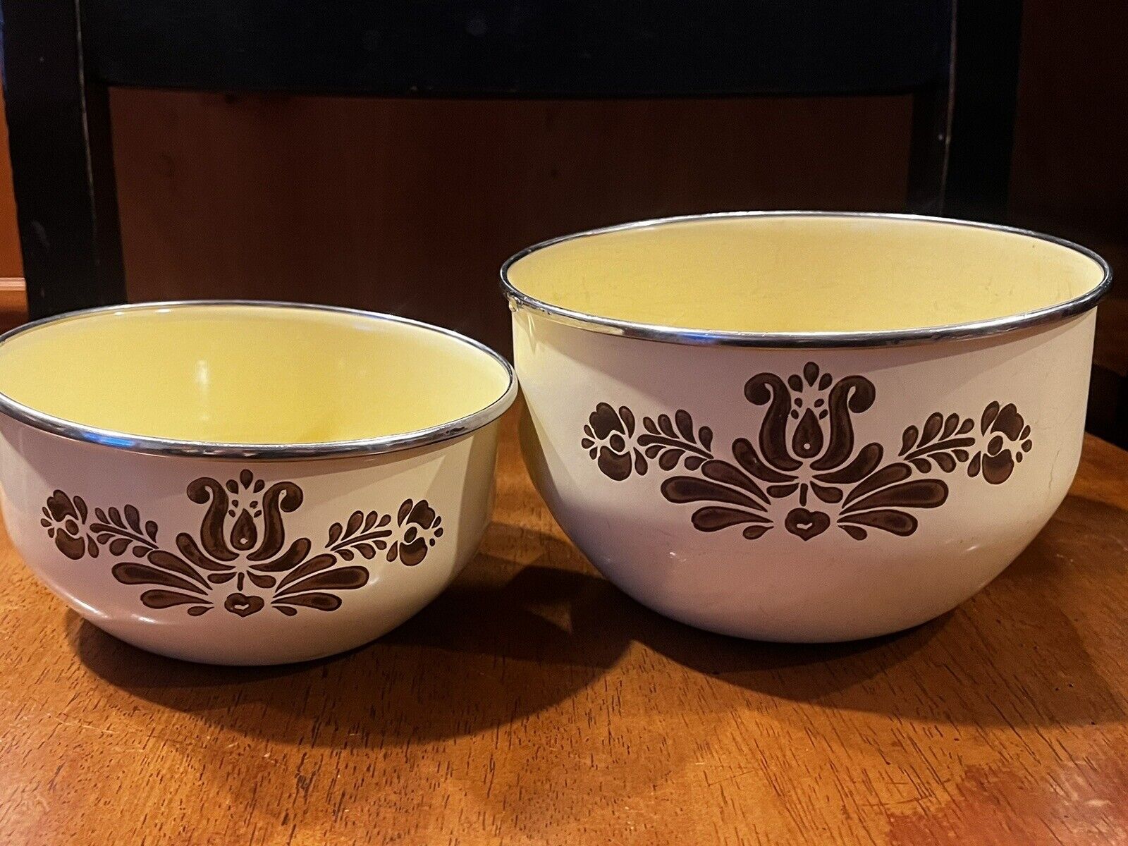 Set of 2 Vintage Pfaltzgraff Village Pattern Enamel/Metal Nesting Mixing Bowls