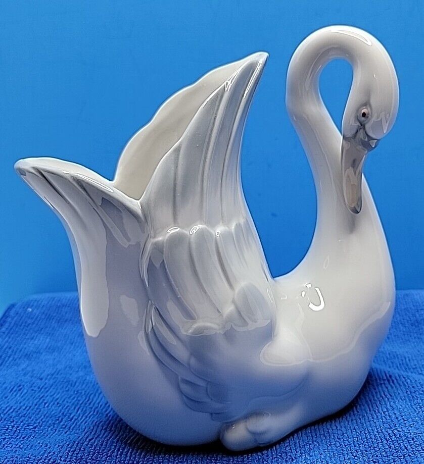 Vintage Nao By Lladro Porcelain Swan Vase - 7.25” x 6”