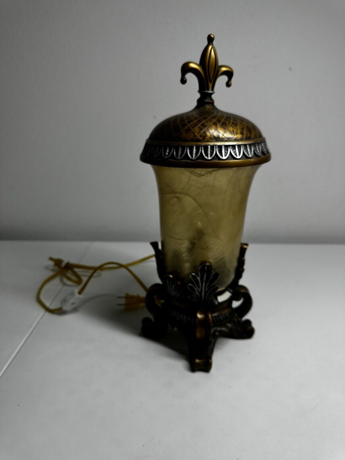 RARE VINTAGE FLEUR DIS LIS TABLE SIDE LAMP HEAVY SLAG GLASS REMOVABLE TOP *READ