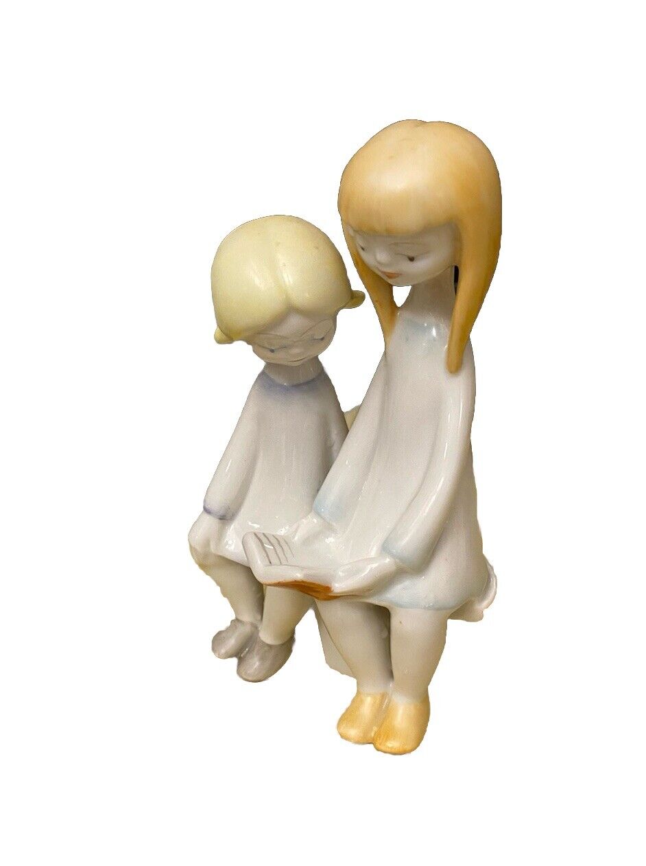 Reading sisters - Vintage Hollohaza Porcelain Figurine - Hand painted
