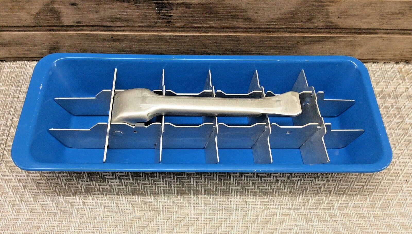 Vintage Blue Aluminum Ice Tray With Lift-Up Handle Makes 18 Cubes RARE
