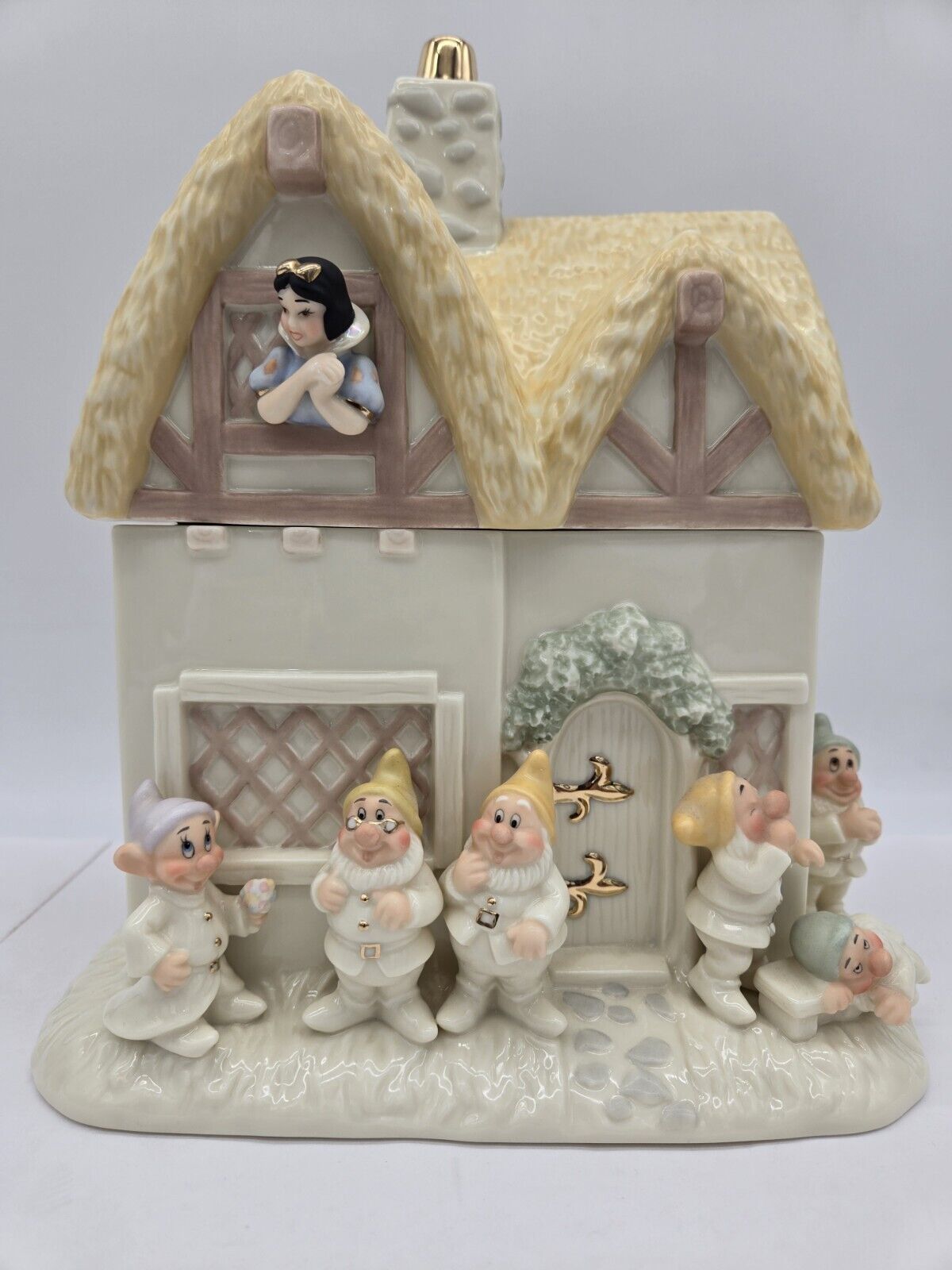Lenox Disney Snow White and the Seven Dwarfs Cottage Cookie Jar Keeper 2005