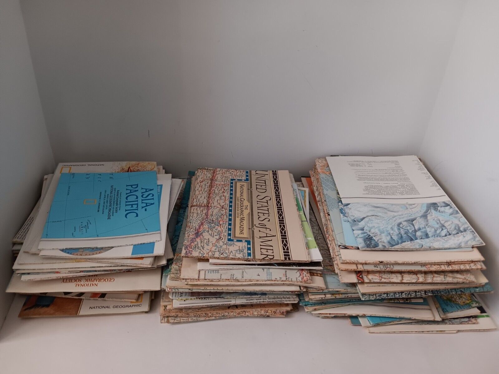LARGE LOT of 155 Vintage National Geographic World Maps Good condition **READ**