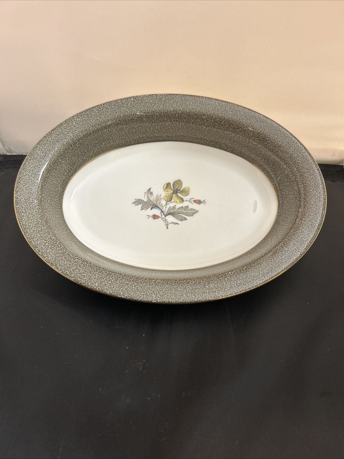 Vintage Wedgewood 10 inch Oval serving bowl flower England gold leaf Porter M6
